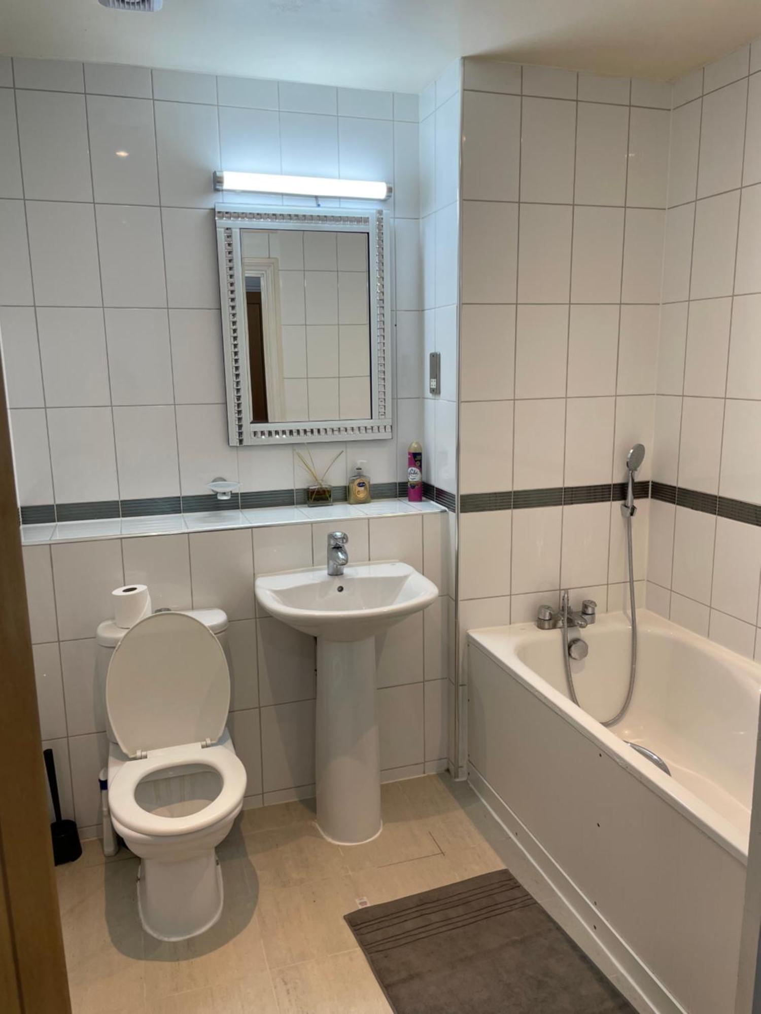 With Shared Kitchen And Living In South East By The Riverside